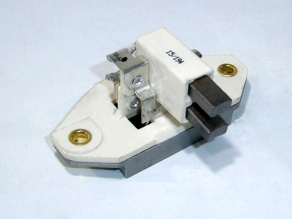 REGULADOR ALTERNADOR BOSCH FO CARGO INCORPORADO 12V.